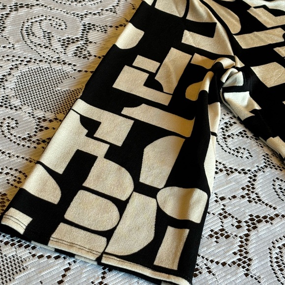 NWT Chico’s Travelers Block Back and Cream Print Split Neck Blouse Size 2 - Picture 8 of 11